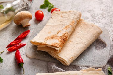 Gri zemin üzerinde taze lavaş olan tahta