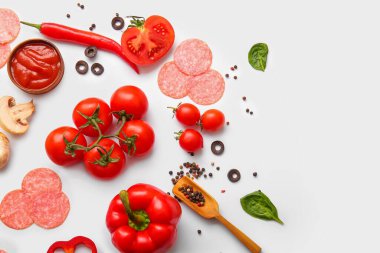 Beyaz arka planda pizza hazırlamak için taze malzemeler