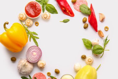 Beyaz arka planda pizza hazırlamak için malzemeden yapılmış çerçeve