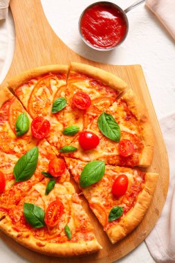 Beyaz arka planda lezzetli pizza margaritası olan pano