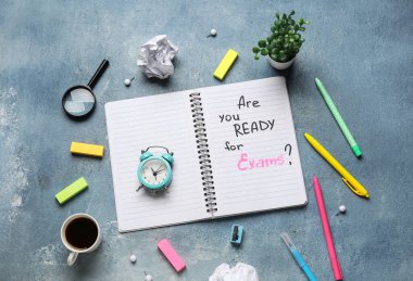 Çerçeve farklı kırtasiye malzemesi, kahve ve soruyla birlikte not defterinden yapılmış. Sınava hazır mısın? grunge mavi arkaplanda