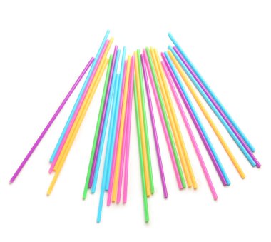 Beyaz arkaplanda farklı plastik pipetler