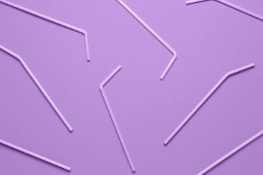 Mor arkaplanda leylak plastik pipetler