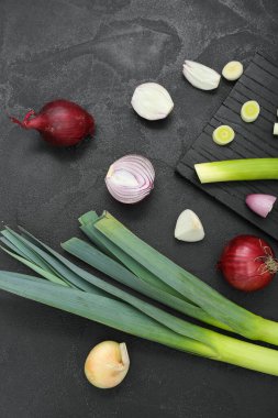 Grunge siyah arkaplanda farklı soğan türleri olan tahta