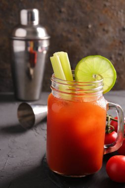 Mason kavanozu içinde kereviz ve sallanan gri masalı Bloody Mary