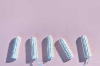 Leylak arka planında adet tamponları