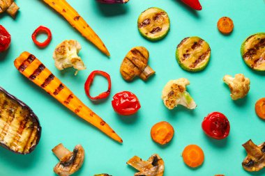 Mavi arka planda ızgara sebzeler