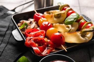 Lezzetli ızgara sebzeli fırın tabağı.