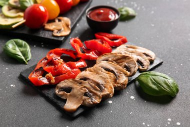 Lezzetli ızgara sebzeli pano.