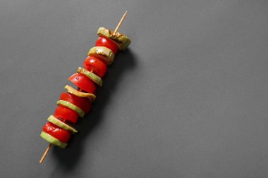 Koyu arkaplanda lezzetli ızgara sebzeli şiş.