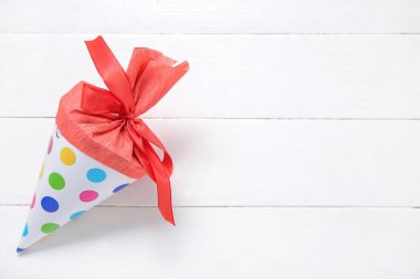 Beyaz ahşap arka planda kırmızı okul konisi