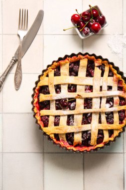 Beyaz fayanslı vişneli turta pişirme tabağı