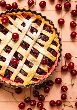 Pembe fayanslı vişneli turta pişiriyorum.