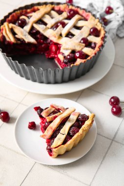 Lezzetli vişneli turta ve beyaz fayanslı tabak.