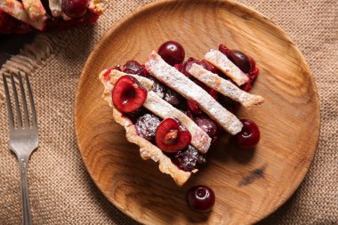 Lezzetli vişneli turta tabağı, yakın plan.