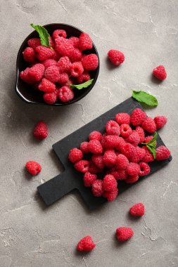 Gri masada taze ahududu tabağı ve yemek.