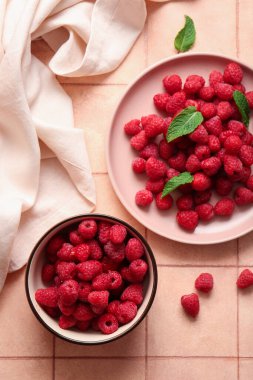 Pembe fayanslı taze ahududu tabağı ve kase.