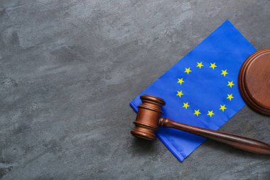 Hakimin tokmağı ve Avrupa Birliği bayrağı siyah masada
