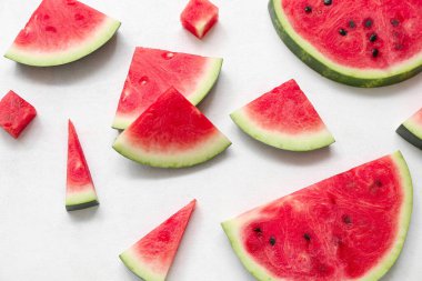 Beyaz arka planda taze karpuz parçaları