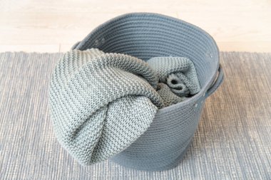 Yerde battaniyeli sepet, yakın çekim.