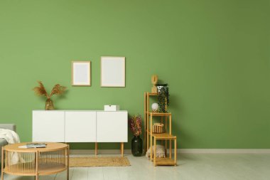 Modern beyaz çekmeceli şık bir oturma odası.