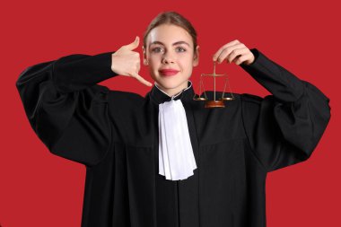 Kırmızı arka planda 