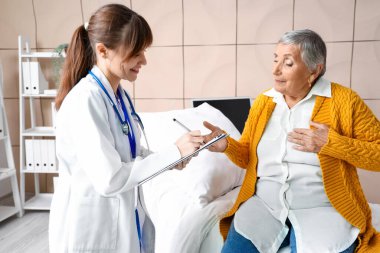 Huzurevinde doktorla kıdemli kadın.