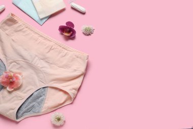 Dönem külotlu, pedli, tamponlu ve pembe arka planda güzel çiçekli kompozisyon