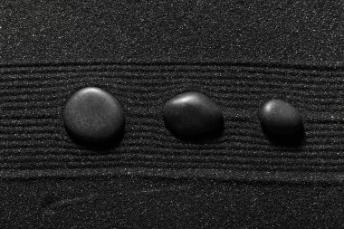 Japon kaya bahçesinde çizgileri olan koyu kumdaki taşlar, üst manzara. Zen kavramı