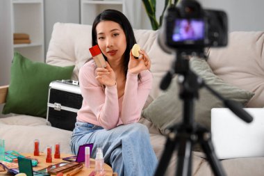 Makyaj süngeri ve vakıf kayıt videosu olan Asyalı kadın güzellik blogcusu