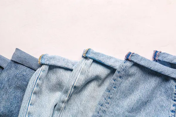 Diversi Jeans Denim Alla Moda Sfondo Chiaro — Foto Stock