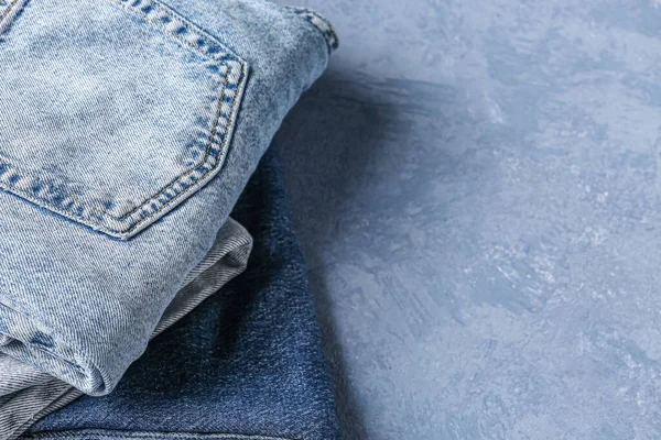 Diversi Jeans Denim Piegati Sfondo Blu Grunge — Foto Stock