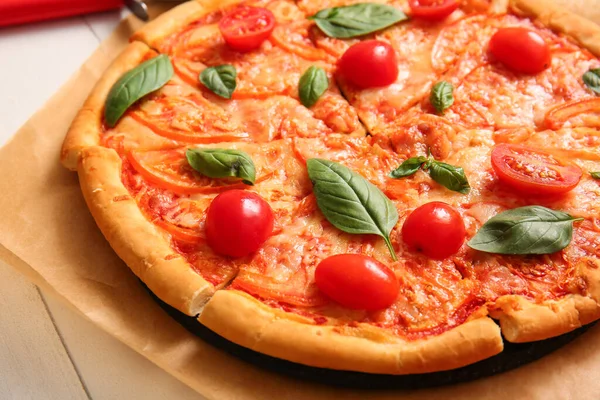 Lezzetli pizza margaritalı kâğıt, yakın plan.