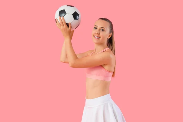 Glad Vacker Ung Sportig Kvinna Med Fotboll Rosa Bakgrund — Stockfoto
