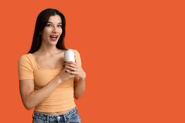 Schöne Junge Frau Mit Einer Dose Kaltem Bier Auf Orangefarbenem — Stockfoto