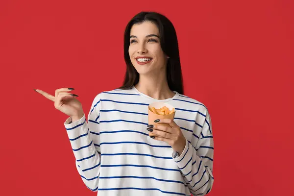 Schöne Junge Frau Mit Pommes Frites Zeigt Auf Etwas Auf — Stockfoto