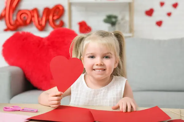 Симпатична Маленька Дівчинка Паперовим Серцем Сидить Кімнаті Прикрашеній Дня Святого — стокове фото