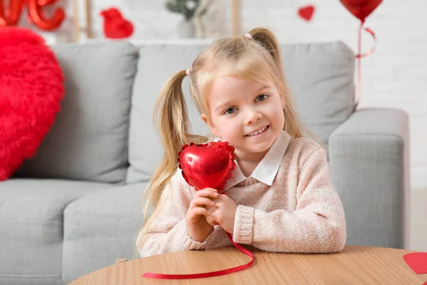 情人节装饰房间里装饰着心形气球的可爱小女孩 — 图库照片