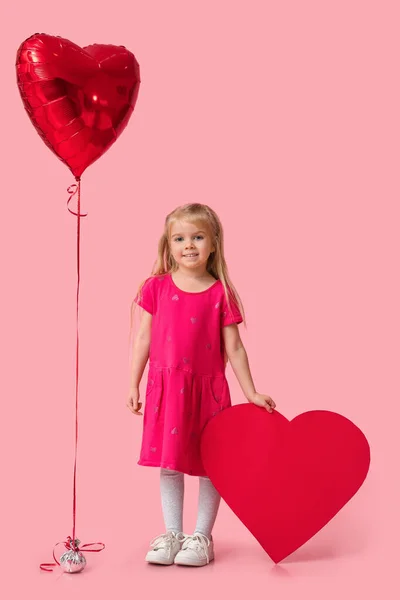 Aranyos Kislány Lufival Papírszívvel Rózsaszín Háttérrel Valentin Napi Ünneplés — Stock Fotó