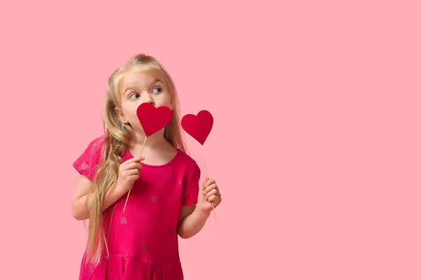 可爱的小女孩 红纸红心 粉红背景 情人节庆祝活动 — 图库照片