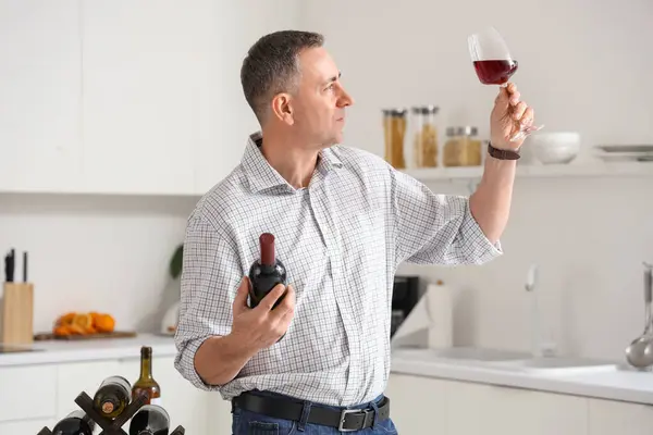 Schöner Reifer Mann Mit Flasche Und Glas Wein Der Küche — Stockfoto