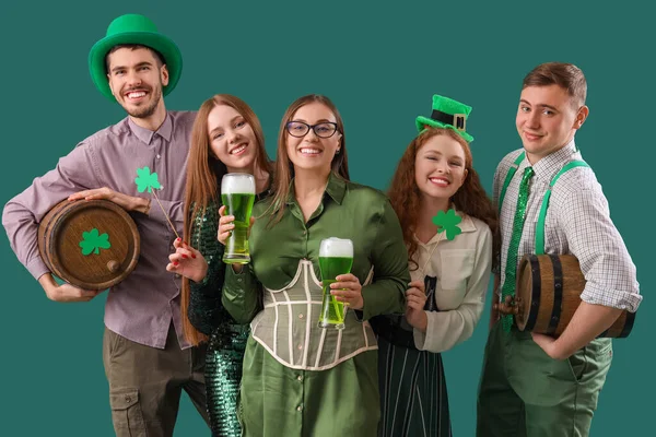 Groep Jonge Vrienden Met Bier Groene Achtergrond Patrick Day Viering — Stockfoto