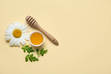 Bir kase bal, papatya, papatya çiçeği ve renk arkaplan yapraklı kompozisyon