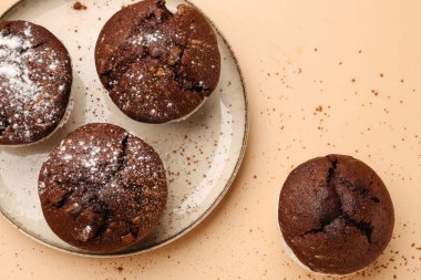 Bej arka planda lezzetli çikolatalı kekler.