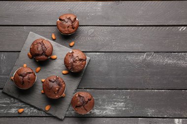 Koyu ahşap arka planda lezzetli çikolatalı kekleri olan tahta.