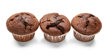Beyaz arka plan üzerinde izole lezzetli çikolata cupcakes