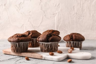 Lezzetli çikolatalı kekler masada.