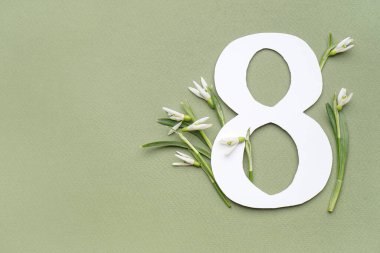 Güzel kar damlaları ve yeşil arkaplanda 8 numara.