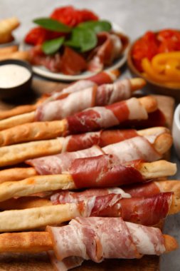 Sofrada pastırmalı lezzetli İtalyan Grissini tahtası, yakın plan.