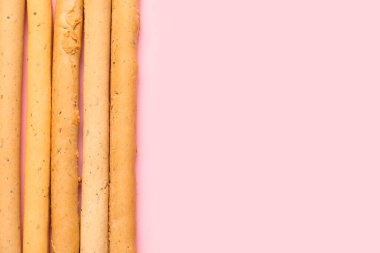 Pembe arka planda leziz İtalyan Grissini, yakın plan.